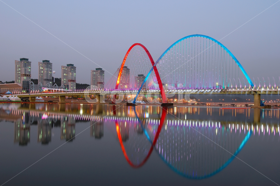 대전,엑스포다리,엑스포,다리,갑천,강,야경,풍경,반영,불빛,조명,아파트,빌딩,건물,건축,건축물,현대,현대건축,아치,하늘,호수,명소,강변,스마트시티,아름다운,유성구,한국,건축물,건물외관,exterior,building,structure,architecture,construction