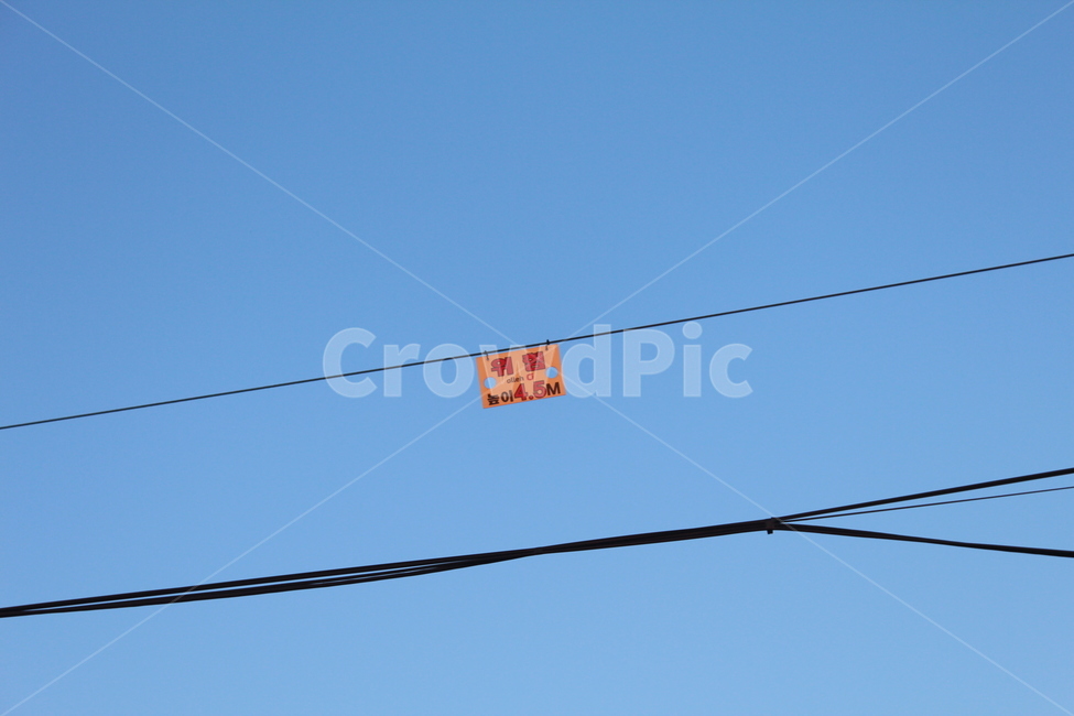 가로등,하늘,sky,하늘색,streetlamp,streetlight,전선,전봇대,전깃줄,위험표지판,표지판,표지