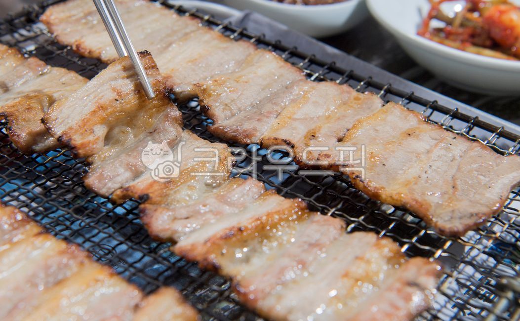 야외파티,바베큐,요리하다,요리,맛있는,저녁,음식,식도락가,그릴,구운것,구운고기,구운삼겹살,그릴링,건강한,한국,한국식바베큐,삼겹살,짚불