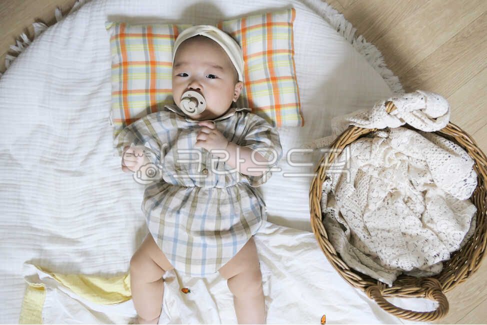 small,basket,rug,young,0 years old,held,rattan basket,innocent,mothers arms,infant,cute,one year old,Asian,life,son,white,angelic,human,parenting,Korea,nose,lovely,precious,Eyes,Oriental,check pattern,Korean,newborn,1 year old,lifestyle,face,mouth,hair ba