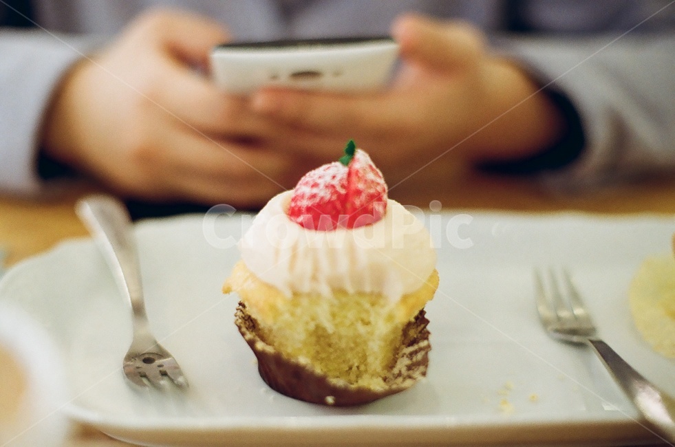 cupcake,cake,케이크,컵케이크,카페,cafe,딸기,strawberry,film,filmcamera,필름,filmphoto,음식,식재료,요리,food,cook,meal,dishes,food reserves,디저트,간식,후식,dessert,snack