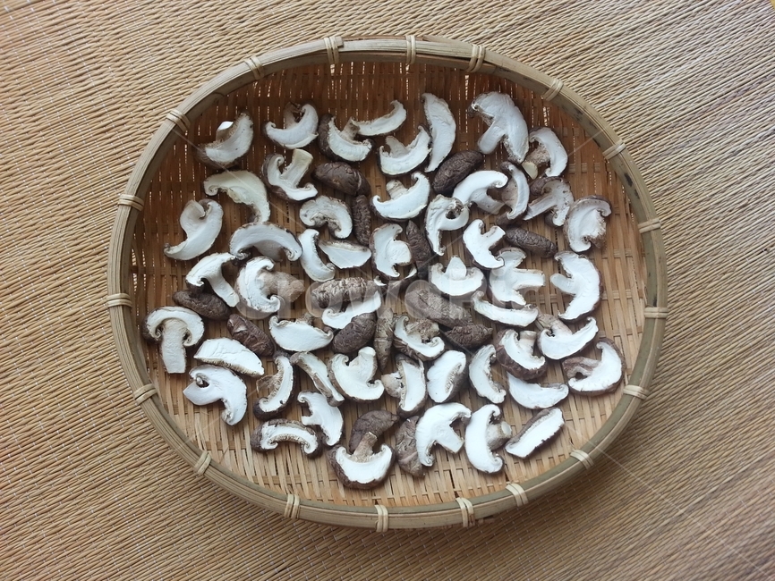 표고버섯,말린,채반,건표고버섯,비타민d,말리기,건조,슬라이스,돗자리,버섯,음식,푸드,식재료,식자재,채소,야채,햇빛,가을,shiitake,mushroom,dry,vitamind,slice,food,ingredient,식물성,sunshine,음식,식재료,요리,food,cook,meal,dishes,food reserves