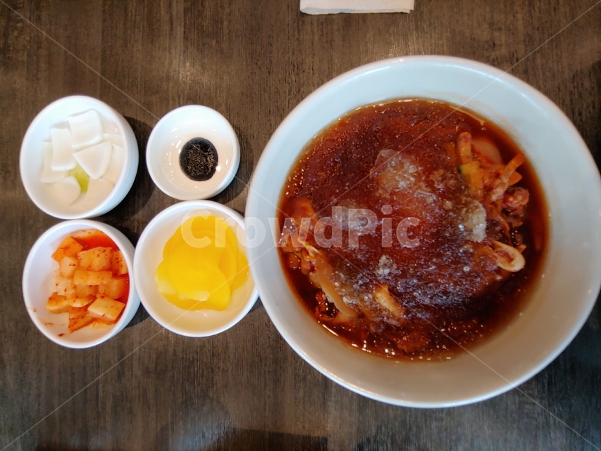 짬뽕,중식,중화요리,냉짬뽕,국수,면,단무지,깍두기,식탁,식당,음식,식사,면요리,테이블,lunch,table,red,spicy,noodles,soup,kimchi