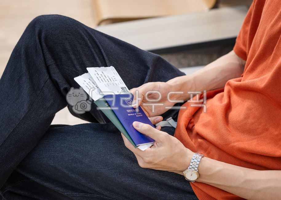 여권,항공권,비행기표,공항대기,여행준비,무릎위,탑승대기,남성손,한국여권,국제선,티켓,출국준비,트래블러,휴대품,공항의자,대기석,여정시작,여행필수품,티켓확인,좌석표