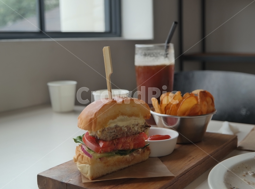 햄버거,버거,감자칩,테이블,hamburger,burger,케첩,음식,푸드,식사,패스트푸드,빵,meal,chip,potatochips,food,fastfood,table,음식,식재료,요리,food,cook,meal,dishes,food reserves,양식,서양음식,서양요리,western food,western dishes,western meal,western cook