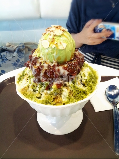 녹차,녹차빙수,빙수,여름,팥빙수,여름,계절,summer,season,음식,식재료,요리,food,cook,meal,dishes,food reserves,디저트,간식,후식,dessert,snack,creme,크림,ice cream,아이스크림,cream,spoon,숟가락