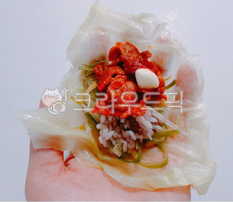 불백,돼지불백,고추장불고기,두루치지,제육,제육볶음,돼지고기,돼지,고기,육류,흑미밥,흑미,밥,쌀,쌀밥,마늘,고추장,야채,채소,파절이,쌈밥,데친양배추,양배추쌈,양배추,음식,요리,식사,식재료,신체부위,먹방,인간손,사람손,인간,사람,손,밥도둑,food,dish,cook,meal,pork,meat,rice