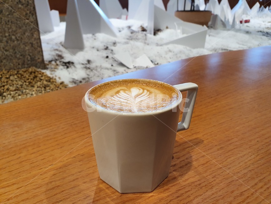 drink,latte,라떼,cup,컵,coffeecup,wood,나무,커피컵,마실것,white,coffee,카페,커피,카페,coffee,cafe