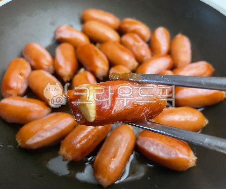 비엔나소세지,비엔나소시지,햄,소세지,소시지,비엔나,구이,음식,요리,식사,식재료,먹방,밥반찬,밥도둑,반찬,후라이팬,케첩,케찹,머스타드소스,소스,머스타드,젓가락,meal,food,dish,cook