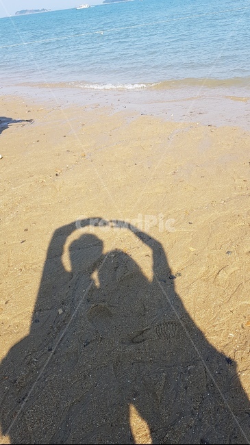 그림자,연인,사랑,해변가,백사장,모래,인물실루엣,사람실루엣,character silhouette,human silhouette