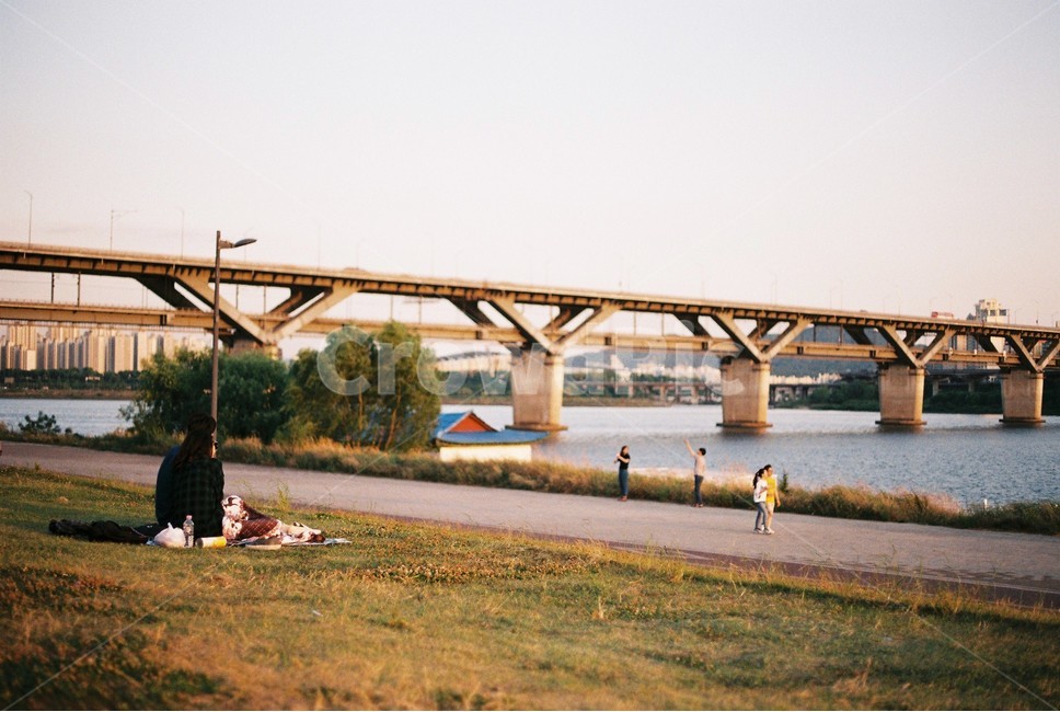 서울,뚝섬,잔디,커플,소풍,다리,뚝섬유원지,잔디밭,couple,people,view,한강,hanriver,피크닉,picnic,도시,풍경,city,landscape,한국도시풍경,한국도시경관,korea cityscape,연인,커플,사랑,lover,couple,감성,sensible,feeling,휴식,힐링,rest,relaxation,healing