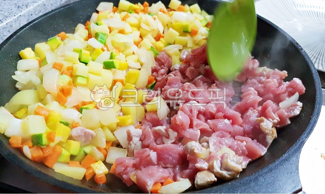 cooking process,onion,vegetable,pork,potato,ingredients,frying pan,cooking,cook,Indian food,food ingredients,dishes,food,meal,meat,curry ingredients,pumpkin,curry rice,carrot