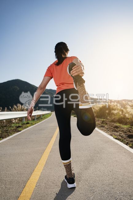 feet,sprint,competition,new start,body,resolution,preparation,road,legs,stadium,female,Sports,energy,new year,tension,sneakers,athlete,tiger,person,staring,departure,adult,moving forward,concrete,woman,lower body,waiting,idea,line,backlight,exercise,train