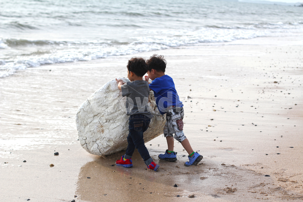 바다,해변,스트로폼,해수욕장,모래사장,해변가,해변,바다,beach,sea,사람,인물,인간,human,person,어린이,어린아이,child,children,kid