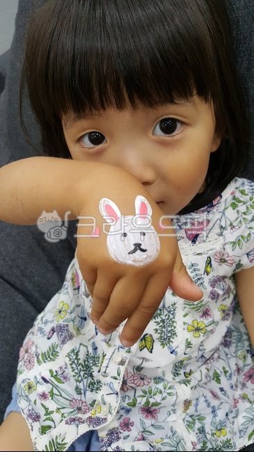 painting,rabbit,body painting,younger daughter,cute
