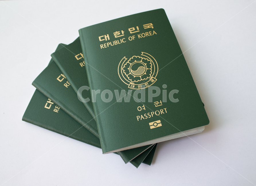 passport,id,business,card,citizen,emigration,identification,identity,international,korea,pass,republicofkorea,security,신분증,여권,한국여권,대한민국여권,사물,물건,한국,대한민국,탑,탑뷰,탑앵글,다수,여러개,여행,표지,겉면,비지니스,녹색,그린,초록색,흰배경