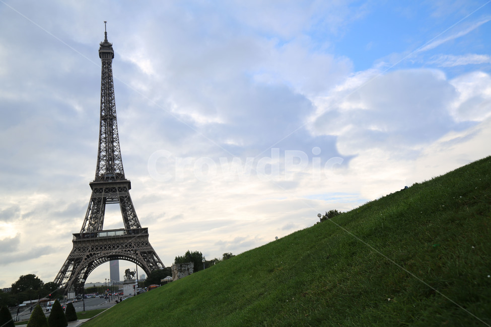 파리,프랑스,에펠탑,구름,낭만,랜드마크,landmark,tourist attraction,해외,외국,세계,foreign,oversea,world,세계랜드마크,해외랜드마크,외국랜드마크,world landmark,world tourist attraction,grass,잔디,plant,식물,building,건물,architecture,건축물,tower,탑