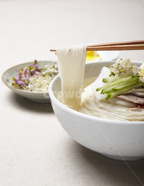 국수,noodle,food,한식,음식,요리,traditional,전통적인,한국적인,korean,식사,식품,사발,bowl,고명,국물,육수,dish,한끼,면,면요리,깔끔한,젓가락,chopsticks,음식,식재료,요리,food,cook,meal,dishes,food reserves,한식,한국음식,한국요리,korean food,korean dishes,korean meal,korean cook