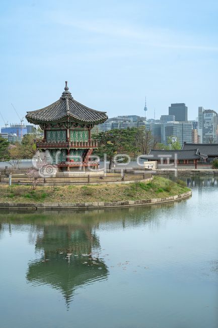 경복궁,향원정,남산타워,한옥,기와,전통적인,문화유산,관광지,건축물,한국랜드마크,한국관광지,korealandmark,landmark,gyeongbokgung,koreatouristattraction,cultureheritage,architecture