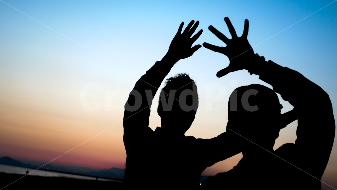 친구,그림자,노을,바다,하늘,저녁,손바닥,해변,그라데이션,우정,friend,shadow,sunset,sea,sky,hands,gradient,friendship,남자,남성,man,실루엣,silhouette,유쾌함,손가락,손,모자,저녁노을,어두움,사람,따뜻함,따스함,봄,파란색,주황색,사람,인물,인간,human,person,감정표현,기분,feeling,emotion,인물실루엣,사람실루엣,character silhouette,human silhouette,친구,우정,friendship,companion