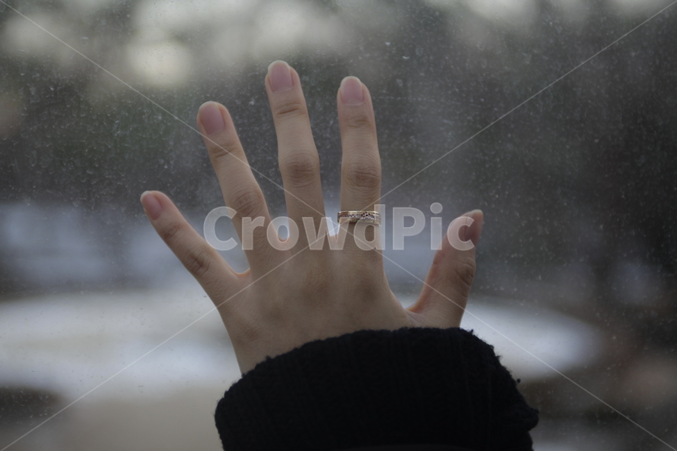 손,아웃포커싱,유리,창문,반지,겨울,계절,winter,season,사람,인물,인간,human,person,신체일부,몸,body,감성,sensible,feeling