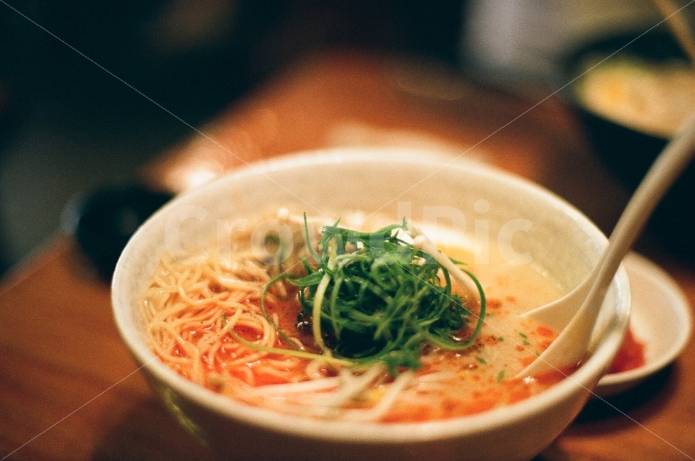 라면,라멘,일본라멘,음식,필름사진,감성사진,숟가락,그릇,테이블,국물,면,면요리,누들,아날로그,맛,맛있는,ramen,instantnoodles,japan,food,delicious,sensitive,spoon,bowl,analog,soup,film,filmphoto,음식,식재료,요리,food,cook,meal,dishes,food reserves,면류,면요리,noodles,일식,일본음식,일본요리,Japanese food,Japanese dishes,Japanese meal,Japanese cook,감성,sensible,feeling
