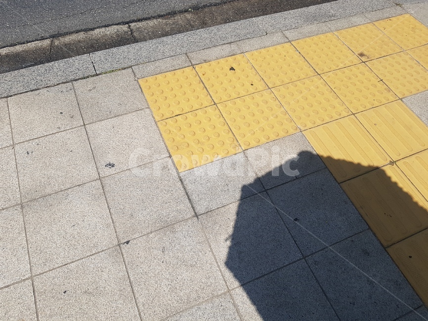 그림자,인도,회색타일,한낯,점자블록