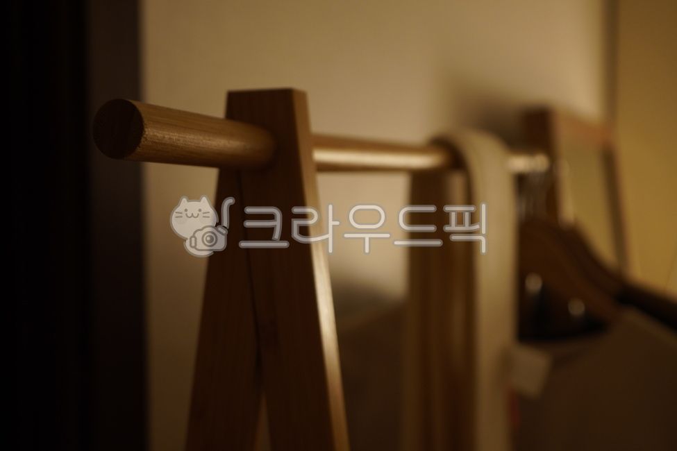방,원룸,룸,방꾸미기,집꾸미기,정리,인테리어,소품,평온,조용한,차분한,옷걸이,옷,나무옷걸이