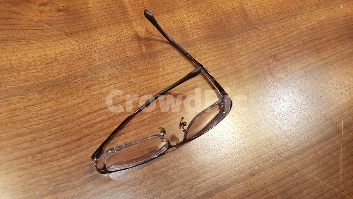 accessory,부속품,안경,탁자,브라운색