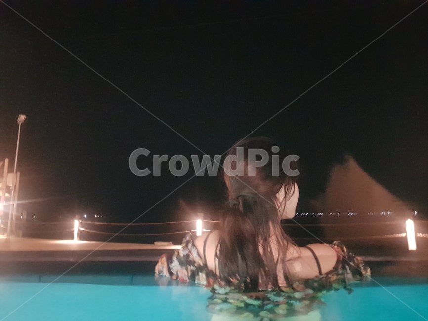 힐링,여행,코타키나발루,수영장,여자,뒷모습,물,야경,밤,감성,여자뒷모습,수영복,비키니,휴양지,사람,인물,인간,human,person,여성,여자,woman,female,lady