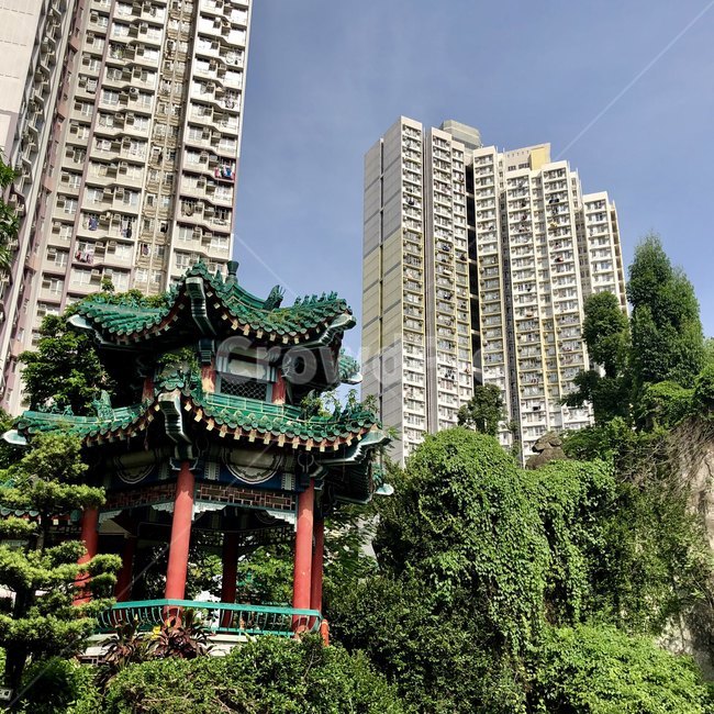 홍콩,전통,건축물,exterior,construction,sky,pond,맑은하늘,해외,외국,푸른나무,빨강색,기와,아파트,조화,building,사원,녹색,hongkong