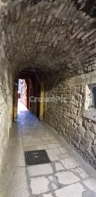 복도,flagstone,판석,walkway,보도,path,통로,croatia,크로아티아,스플리트,유럽골목,뒷골목