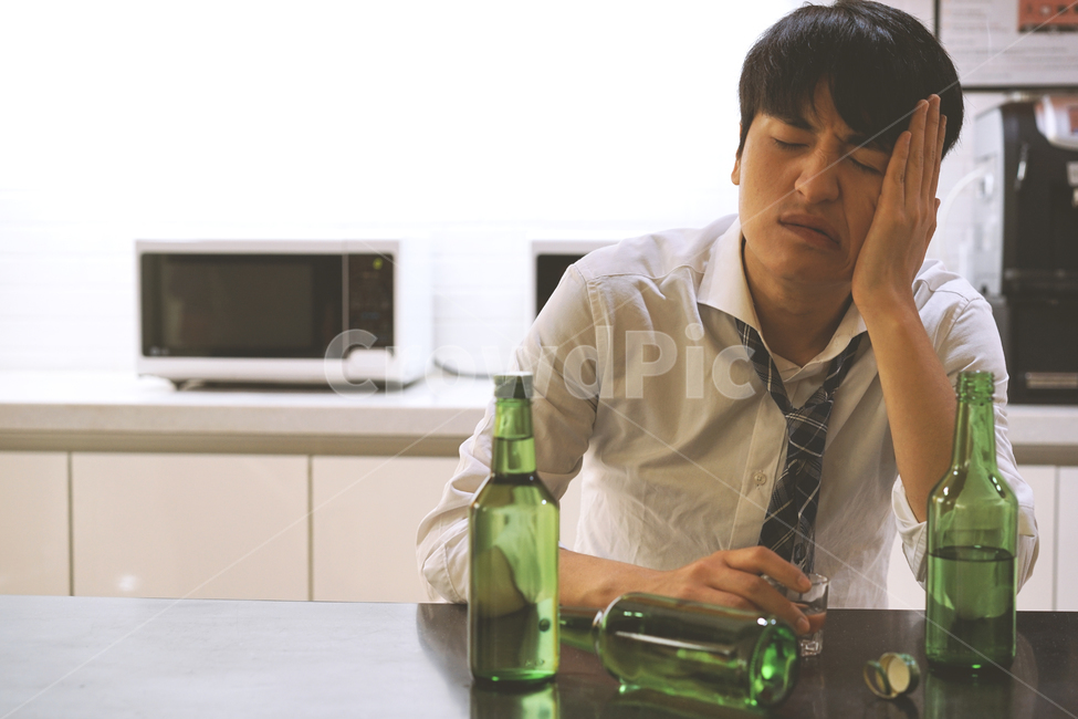 남성,남자,술,음주,과음,숙취,소주,소주병,알콜,취객,사람,인물,인간,human,person,남성,남자,man,male,술,주류,alcohol