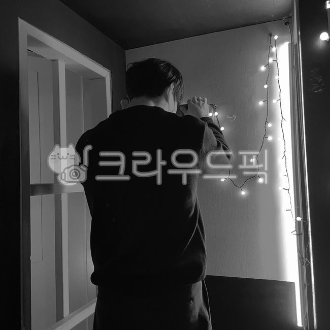 남자뒷모습,공중전화,뒷모습,전화부스,감성,외로움,고독,쓸쓸함,이별,흑백,불빛,분위기,연출,컨셉,콘셉,감정,감정표현,인물,남자,남자실루엣,실루엣,기문,emotion,man,인물실루엣,사람실루엣,humansilhouette,silhouette,생각,고민,남성,person,사람,human,인간