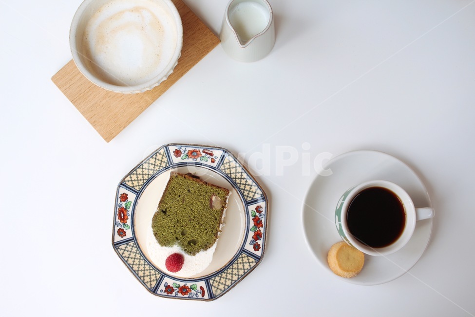 카페,홈카페,커피,커피잔,아메리카노,케이크,조각케이크,녹차조각케이크,coffee,cake,americano,homecafe,음식,식재료,요리,food,cook,meal,dishes,food reserves,빵,bread,디저트,간식,후식,dessert,snack,커피,카페,coffee,cafe