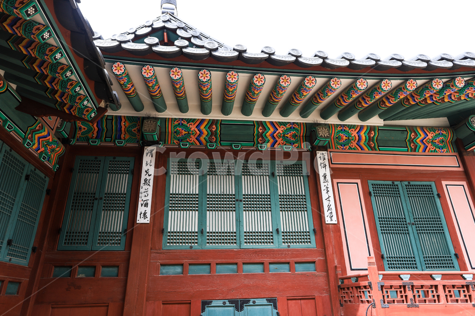 경복궁,문화재,서울,건축,궁전,문,지붕,기와,돌담,돌기둥,고건축,종로구,한옥,한국,건청궁,창호지,서까래,석가래,기둥,창살,흙길,주춧돌,추녀,목조건축물,창문,처마,단청,한국전통,한국문화,korean traditional,korean culture,건축물,건물외관,exterior,building,structure,architecture,construction