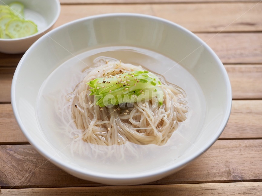 냉면,물냉면,여름음식,시원한음식,국수,누들,오이,한국음식,식품,한식,한국문화,음식,한국,배경,음식문화,웰빙,문화,아시아,아시아음식,접시,전통,젓가락,음식,식재료,요리,food,cook,meal,dishes,food reserves,면류,면요리,noodles,한식,한국음식,한국요리,korean food,korean dishes,korean meal,korean cook