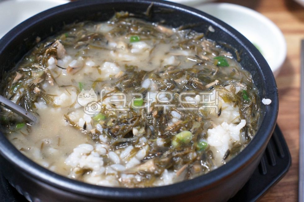 plating,soup,brackensoup,Jeju local food,Bracken Haejangguk,bowl,Meat soup and rice,meatsoup,Korean food,bracken meat stew,kfood,cooking,foodpresentation,Gukbap,Korean cuisine,brackenmeatstew,reserves,food,pottery,porkstew,earthen pot,Plating,earthenpot,h