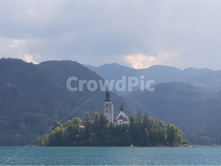 섬,호수,블레드섬,bled,lake,슬로베니아,블레드성,블레드호수,교회,풍경,자연,해외,외국,세계,해외자연풍경,세계자연풍경,시골,마을,종교,탑,oversea,world,foreign,nature,landscape,랜드마크,landmark,tourist attraction,해외,외국,세계,foreign,oversea,world,세계랜드마크,해외랜드마크,외국랜드마크,world landmark,world tourist attraction,건축물,건물외관,exterior,building,structure,architecture,construction,outdoors,옥외,land,땅,ocean,대양,sea,바다,water,물,shoreline,해안선