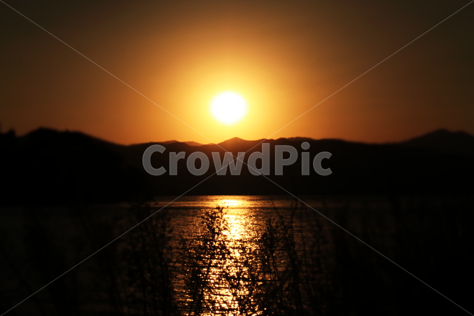 노을,석양,자연,강,갈대,산,태양,물줄기,파동,그림자,비추다,빛,river,mountain,shadow,wave,sun,highnoon,nature,natural,reed,commonreed