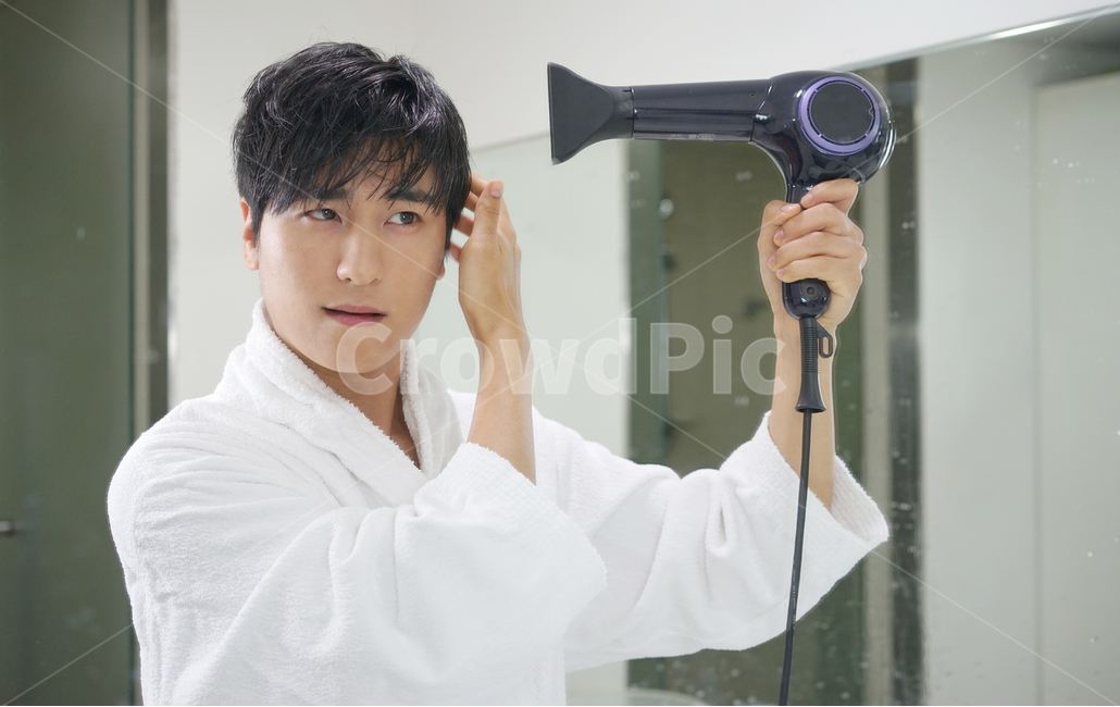 남자,남성,샤워가운,화장실,뷰티,헤어,hair,헤어드라이기,목욕탕,거울,머리스타일,스타일링,머리카락,사람,인물,인간,human,person,남성,남자,man,male,뷰티,미용,beauty treatment