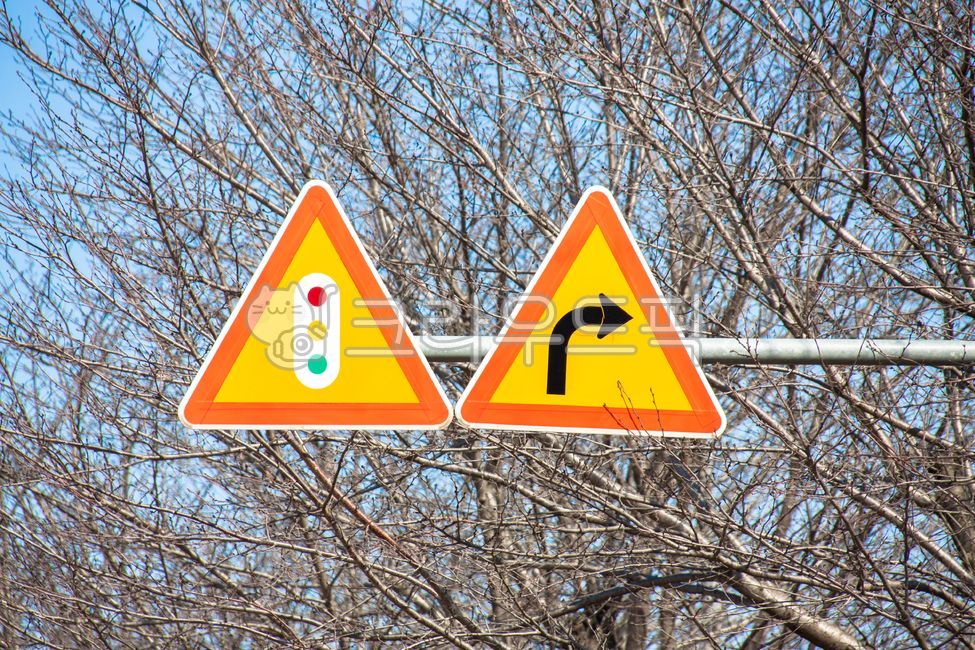 traffic light sign,outdoor sign,sign,Traffic Light,turn right