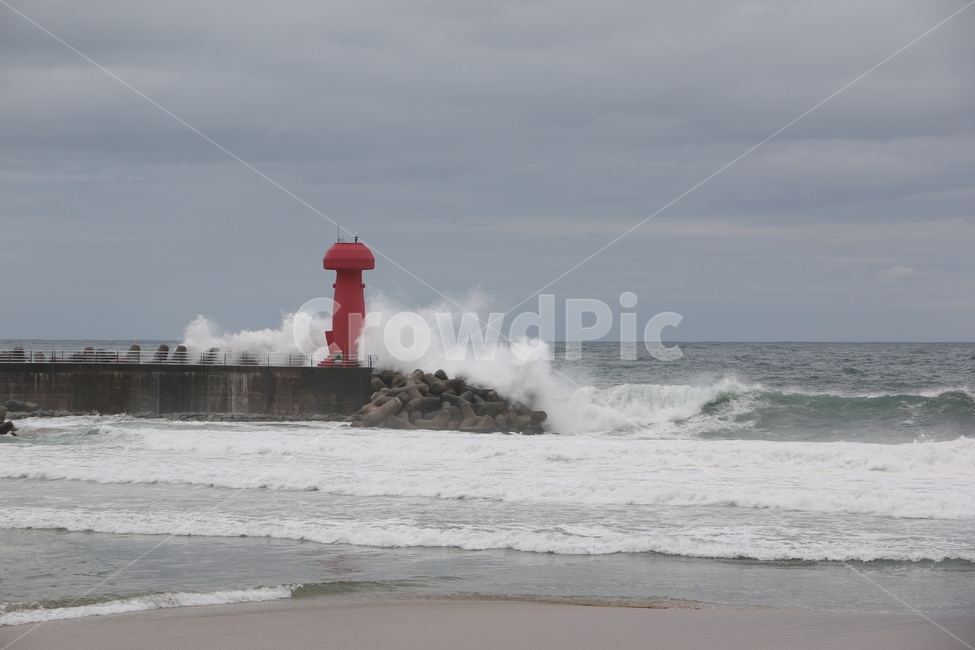 태풍,등대,파도,자연재해,바다,해변,건축물,탑,tower,beacon,빨간등대,sea,ocean,물,water,높은파도,wave,등대,lighthouse