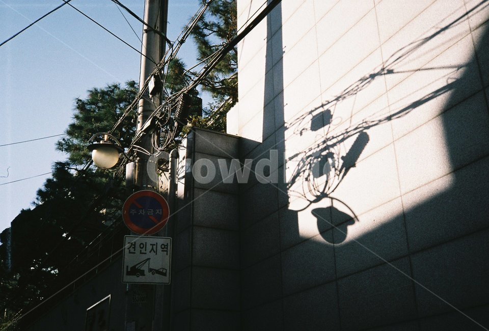 표지판,그림자,도시,전봇대,가로등,전깃줄,골목길,alley,감성,sensible,feeling