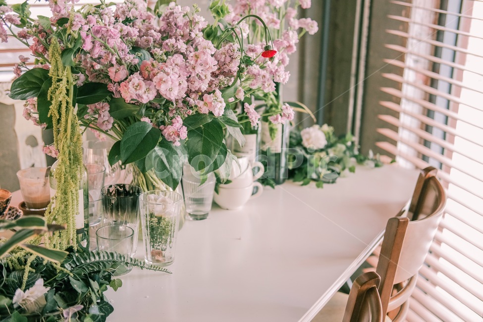 테이블,식탁,거실인테리어,컵,꽃장식,카페,꽃,flower,실내용화초,화분,화초,house plant,감성,sensible,feeling,휴식,힐링,rest,relaxation,healing,색깔,색상,색채,색감,color sense,color sensitivity,feeling of color,인테리어,실내디자인,interior design