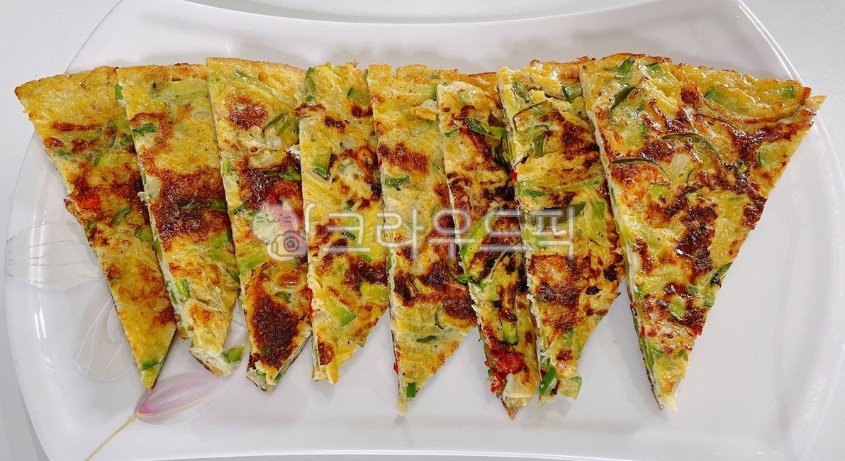 호박계란부침개,호박계란전,애호박계란부침개,애호박계란전,양파,야채전,야채부침개,호박,애호박,음식,요리,식사,식재료,달걀,계란,피자모양,홍고추,고추,청양고추,전,부침개,접시,food,dish,cook,meal,egg