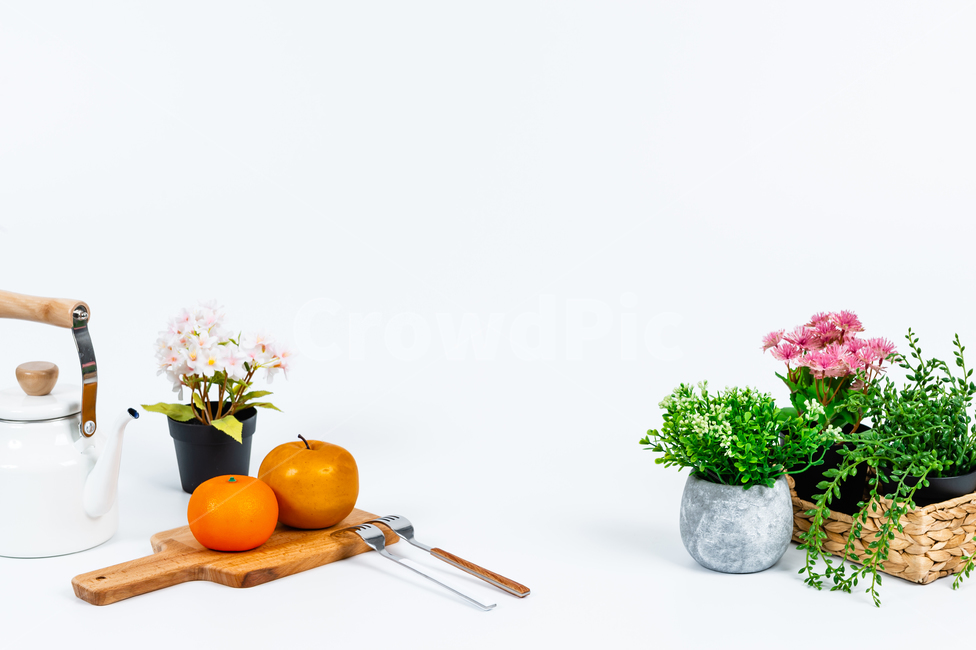 꽃,주방용품,인테리어,장식,소품,실내,화초,식물,꽃병,화분,바구니,손잡이,빨간색,녹색,회색,배경,공간,카피스페이스,깨끗한,꽃잎,잎사귀,과일,오렌지,귤,배,비타민,노란색,다이어트,건강,달콤한,과즙,신선한,도마,포크,반사,검정색,분홍색,흰색,넝쿨,금속,물,나무,목재,주전자,식물,자연,plants,nature,꽃,flower,실내용화초,화분,화초,house plant,과일,열매,fruit,사물,물건,오브젝트,thing,object,matter,연출,컨셉,콘셉,direction,concept