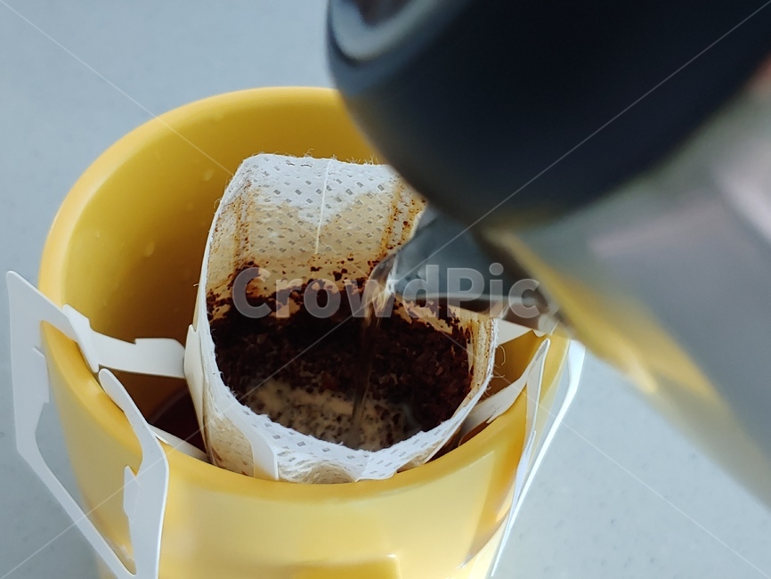 커피,티타임,드립백,머그,전기포트,원두커피,드립백커피,노랑,mug,yellow,coffee