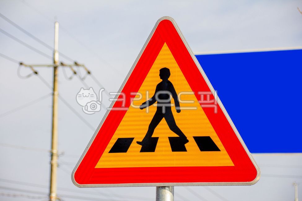 횡단보도,표지판,옥외표지판,도로표지판,보행자