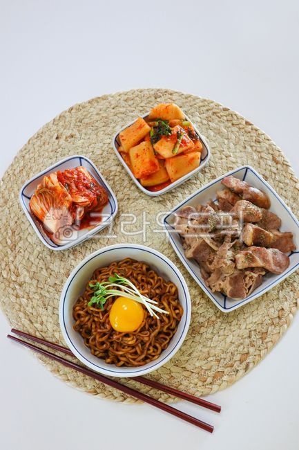짜파게티,김치,석박지,포기김치,깍두기,돼지고기,삽겹살,목살,한상